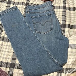 Women’s Levi’s light blue ripped jeans